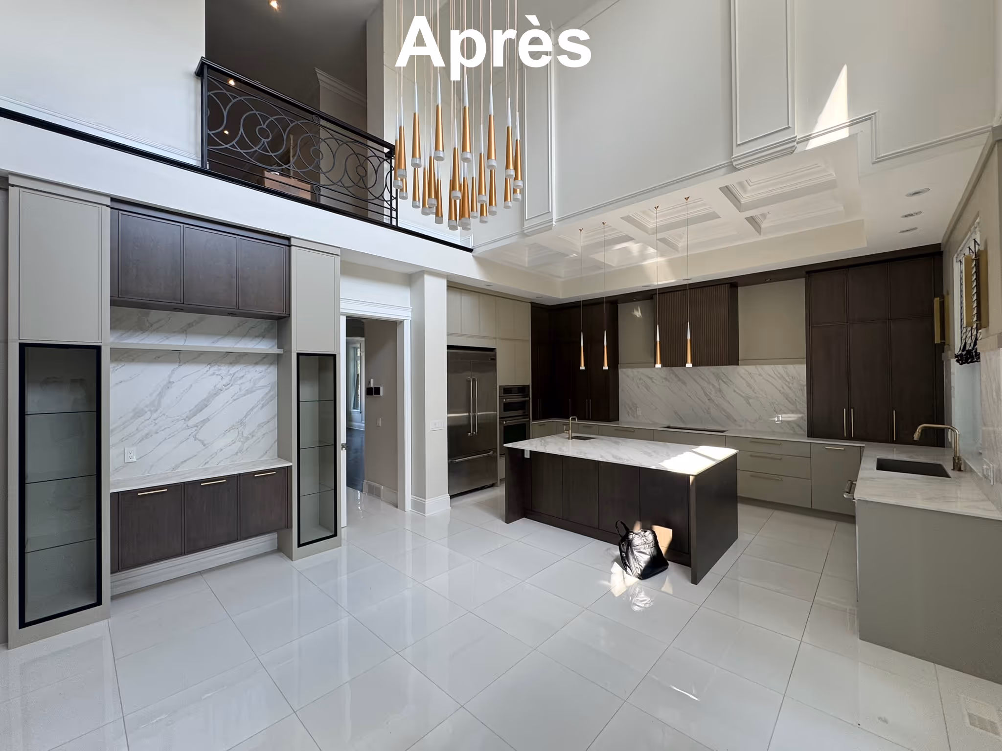 After photo of the renovated kitchen labeled ‘Après,’ showing modern cabinetry, marble walls, and high ceilings with pendant lighting.
