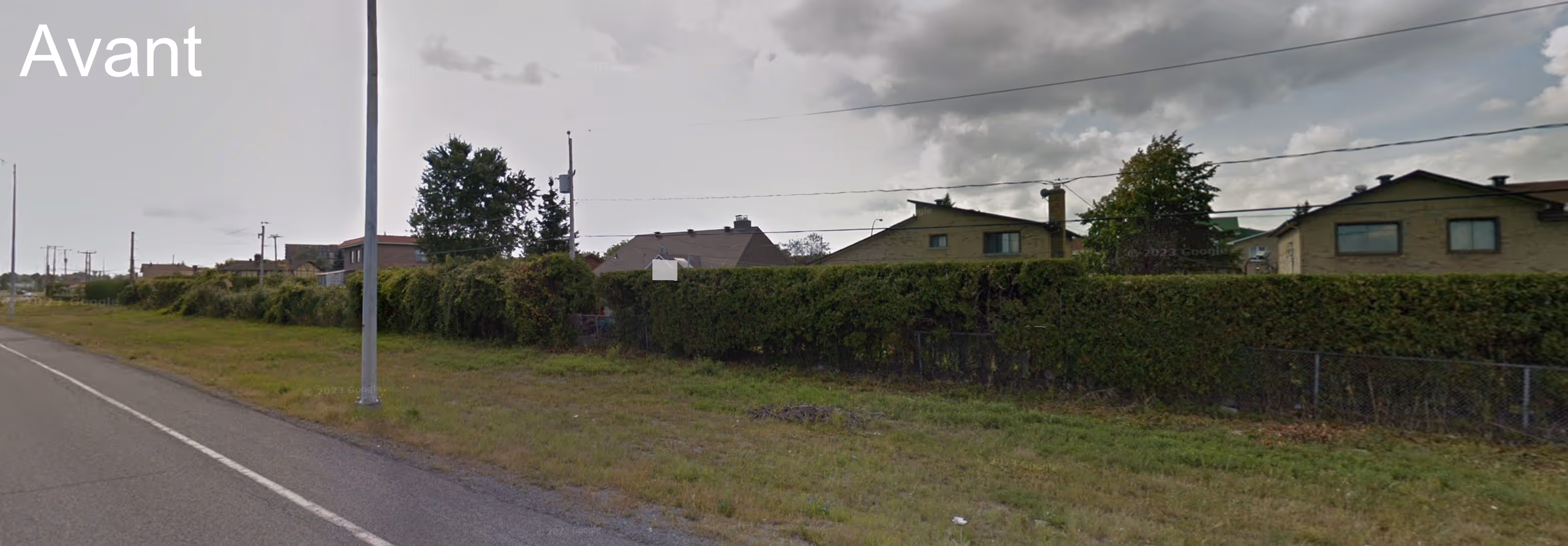 Before photo labeled ‘Avant,’ showing the existing roadside and residential area prior to construction of a 3.5 km noise barrier.