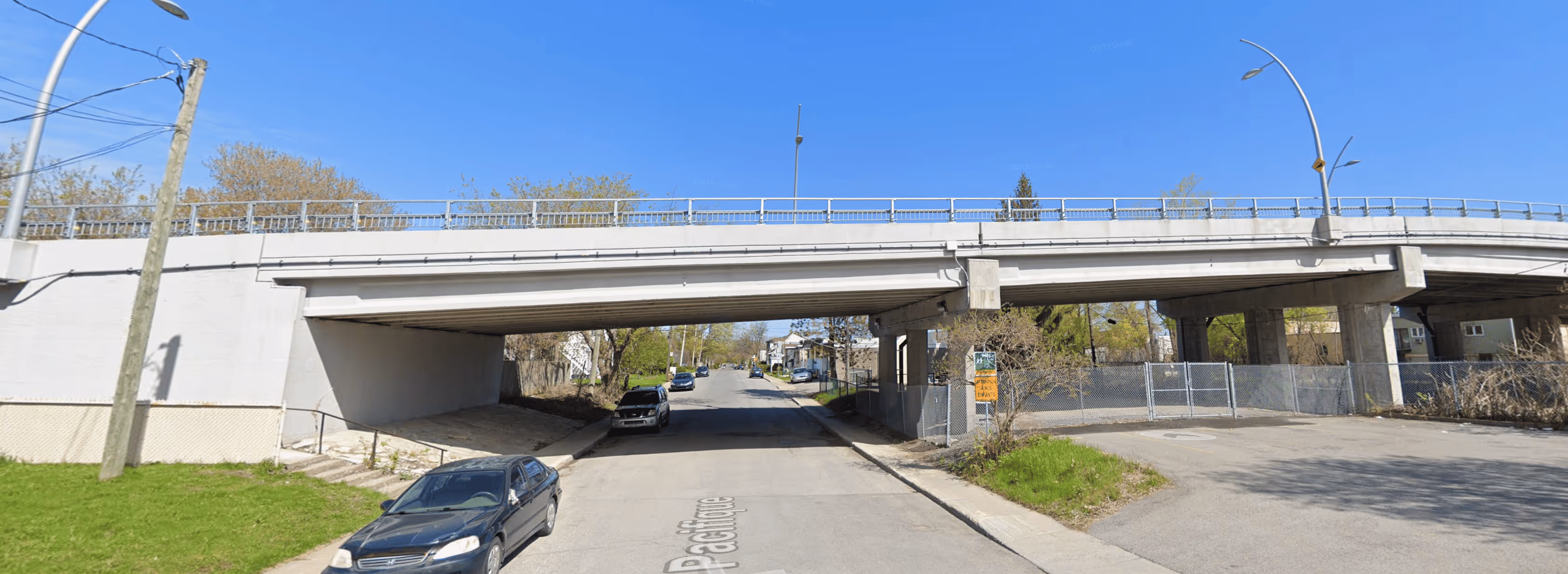 Après image showing the completed repairs on the Pont Cartier bridge, with clear pavement and reinforced structure under a blue sky.