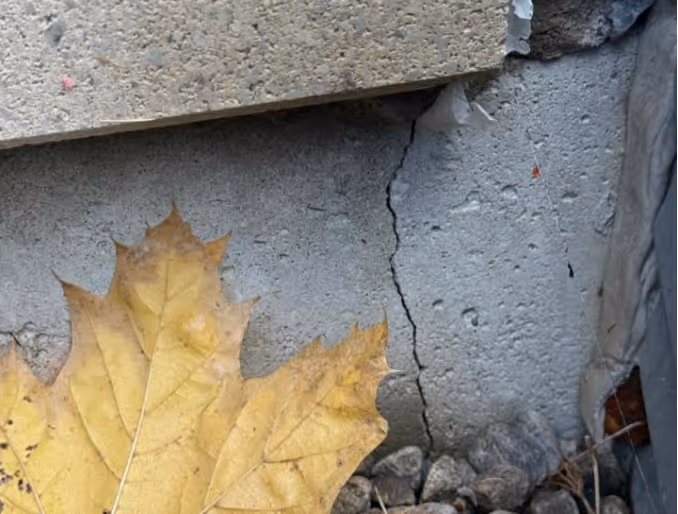Fissure sur une fondation extérieure, signe potentiel d’un problème structurel.