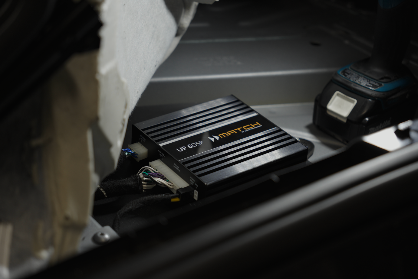 Match UP 6DSP installed inside a porsche
