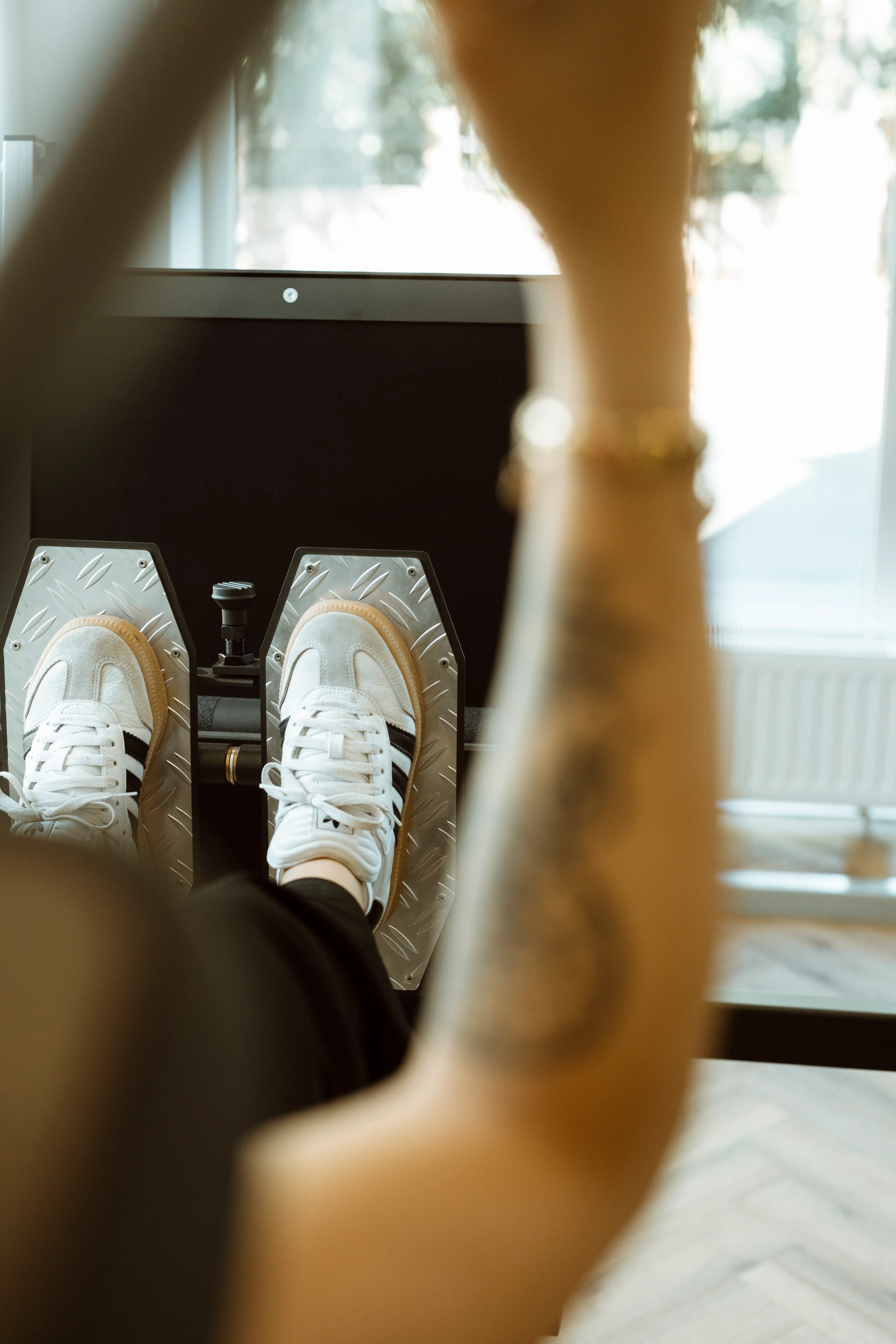 Eine Patientin an einer Beinpresse, um die Beinmuskulatur zu stärken.