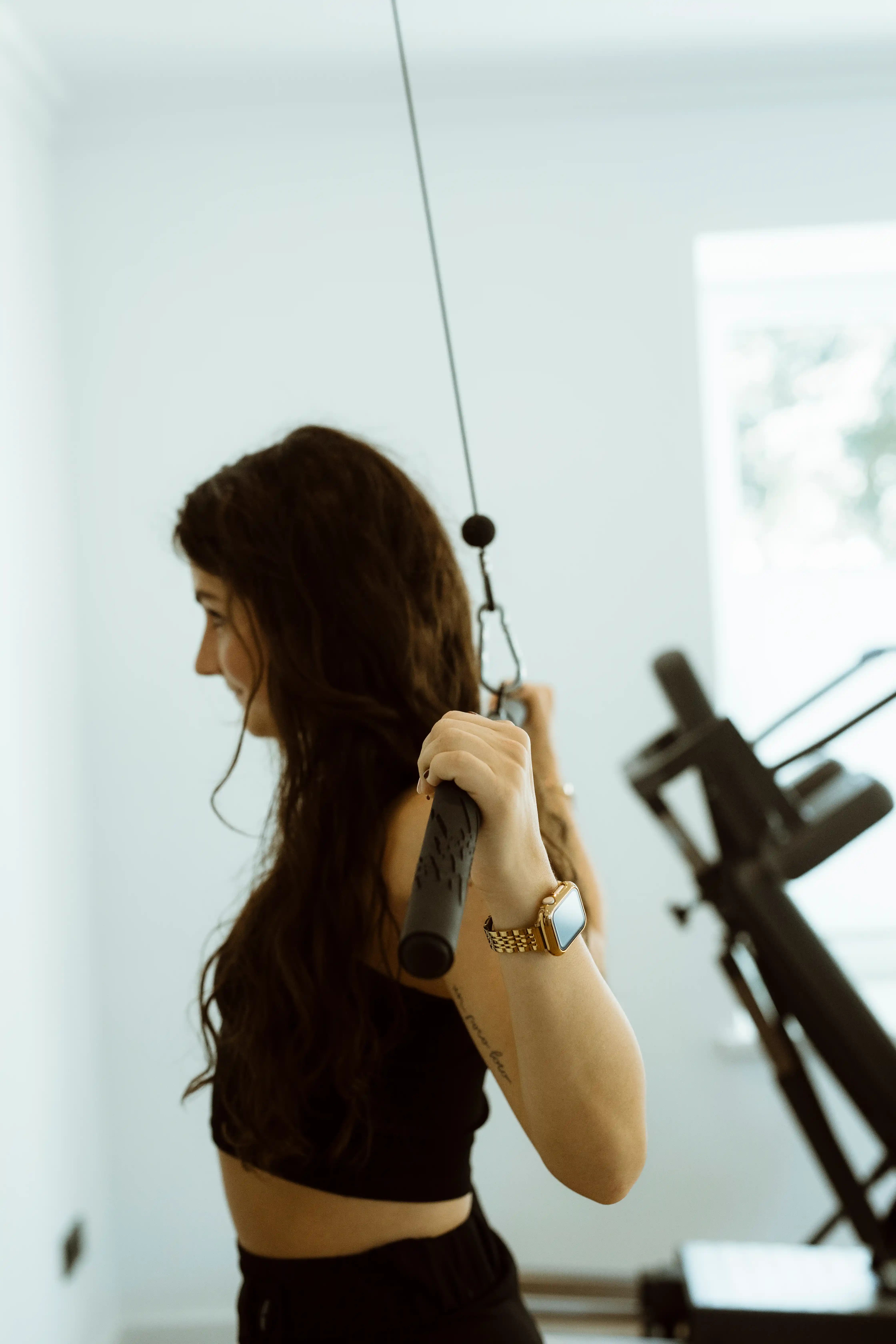 Eine Patientin am Latzug, um die Rückenmuskulatur zu stärken.