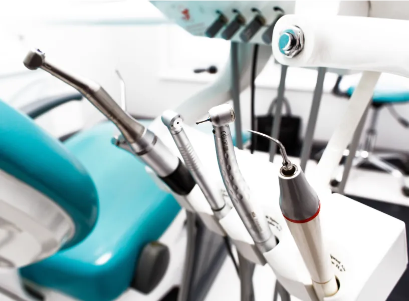 A group of dental instruments sitting on top of a table.