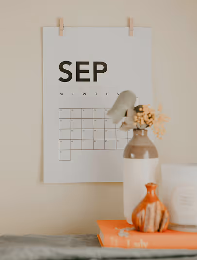 Ein schöner Kalender an der Wand.