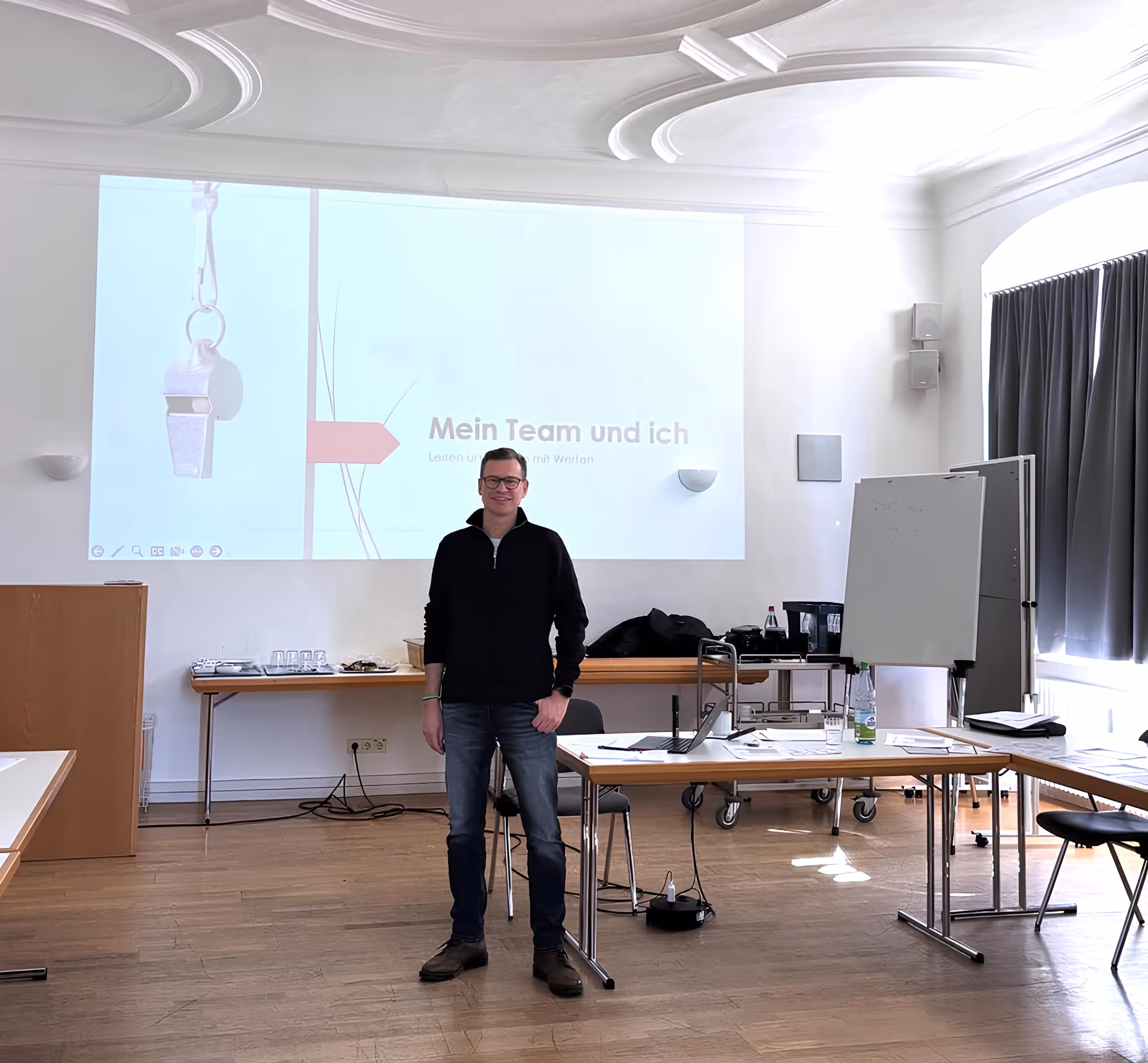 Stephan in einem Raum, wo er gerade präsentiert.