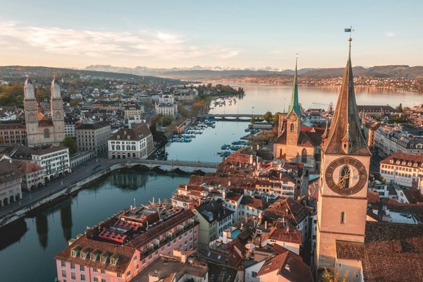 Qovera Treuhand Header Bild mit Blick auf Zürich