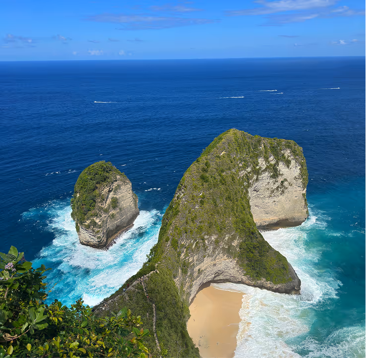 A picture of Nusa Penida, cliff view.