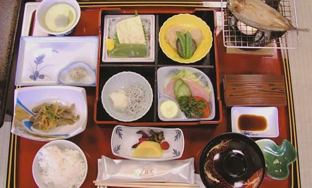 朝食膳。焼き魚、豆腐、しらすおろしや漬物など、地元食材を活かした料理が並ぶ