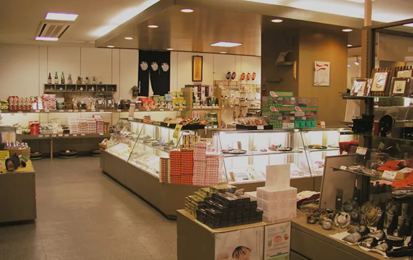 旅館内の売店。地元の特産品やお土産が並ぶ明るい店内