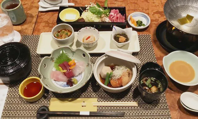 夕食会席。刺身、煮物、小鍋料理など、季節の食材を使った和食膳