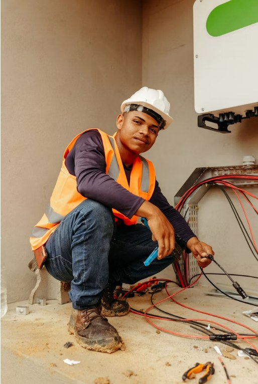 Maintera field service worker
