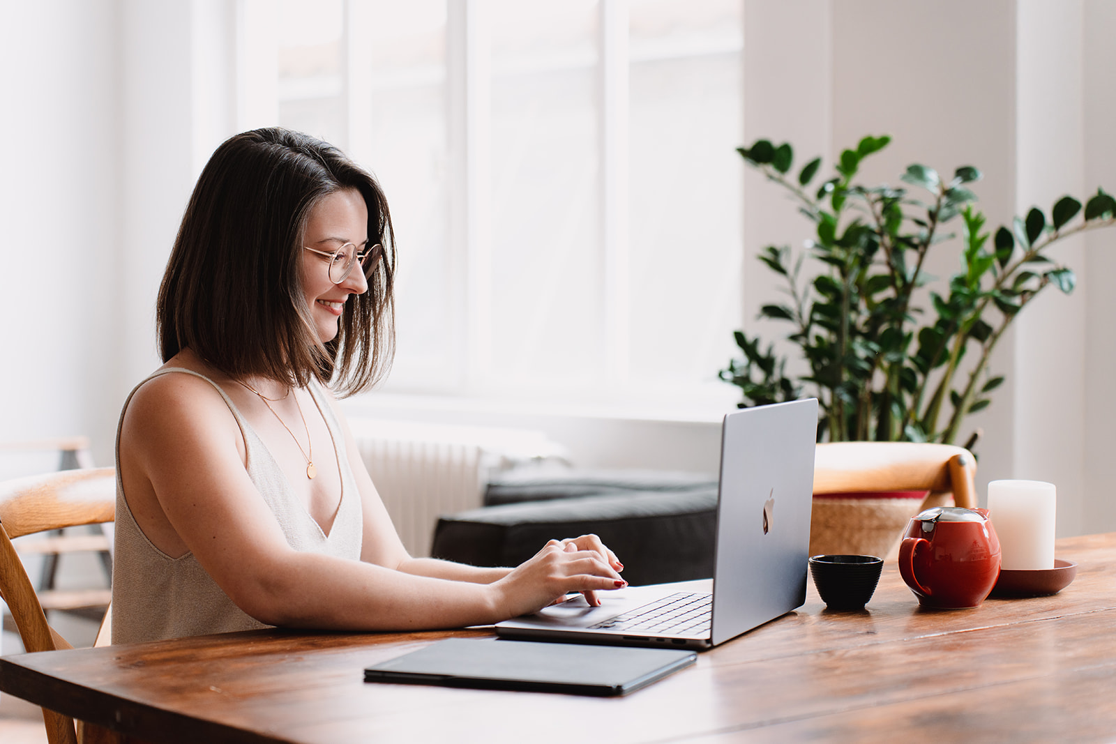 Line sourit face à son ordinateur. En consulting, elle lit les textes de son interlocuteur en visio