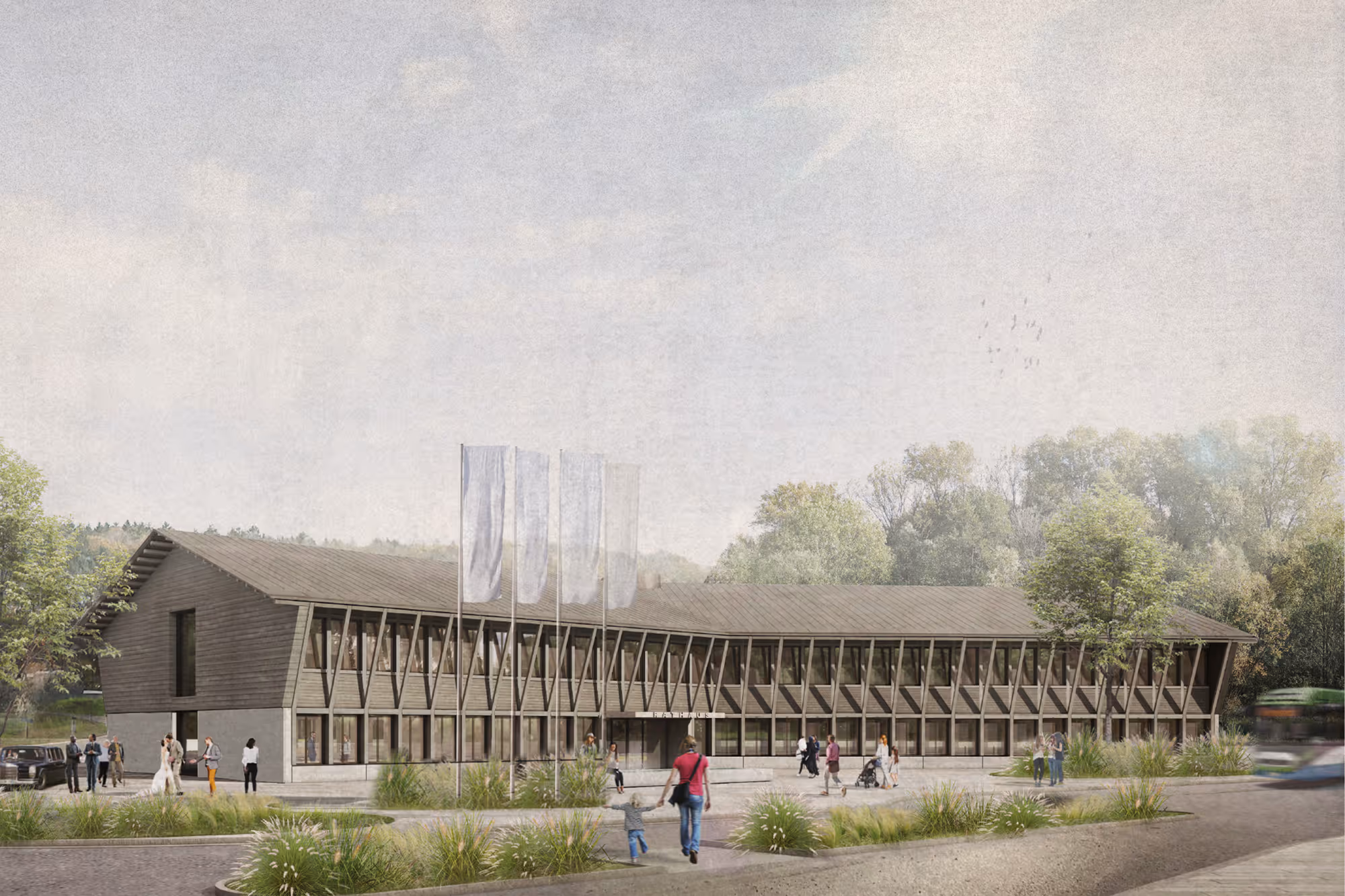 Modernes zweistöckiges Rathaus mit großem Fensterfront und Holzverkleidung, umgeben von Bäumen und Menschen.