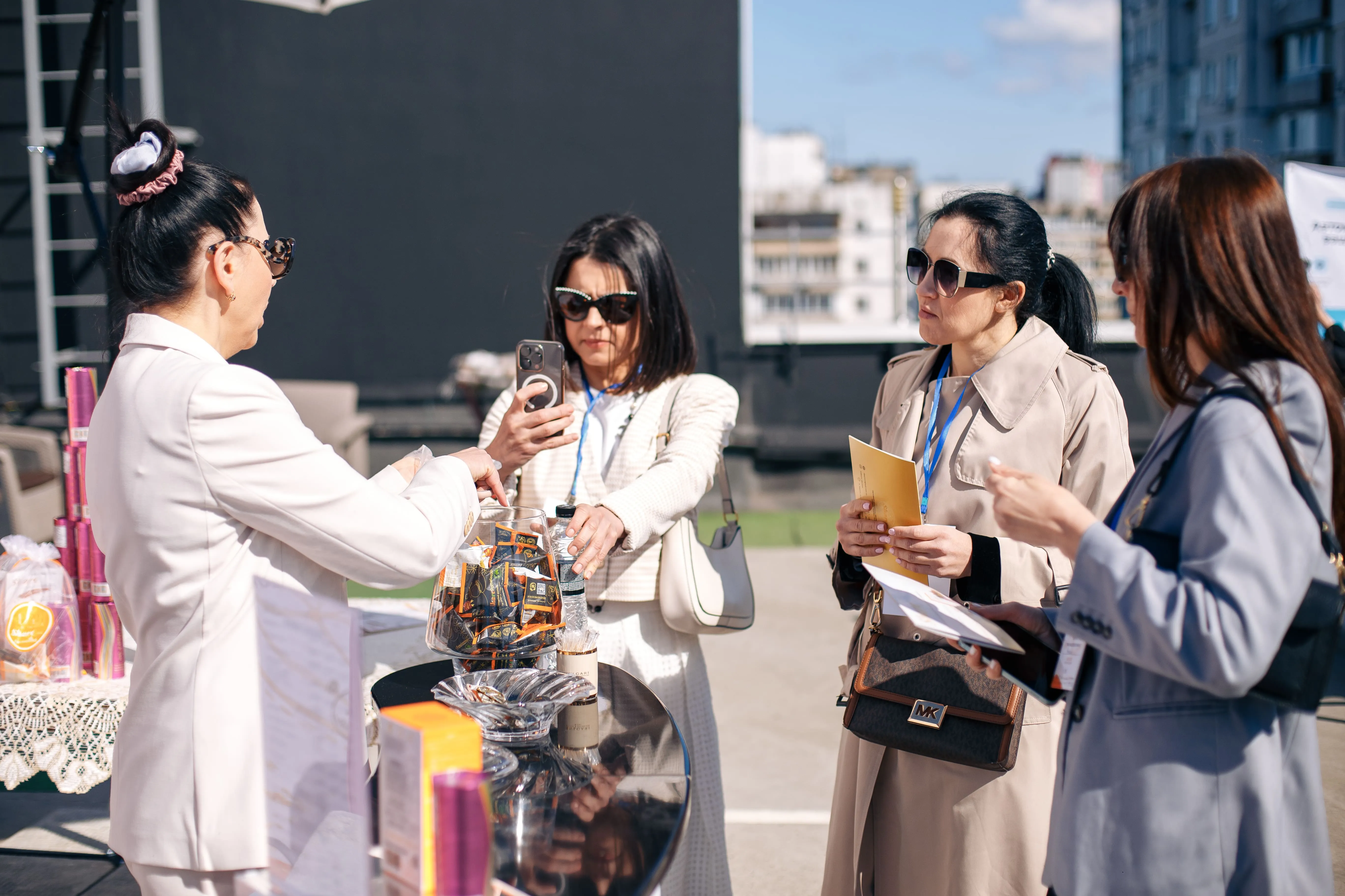 Жінки спілкуються та знайомляться з продукцією на відкритому майданчику