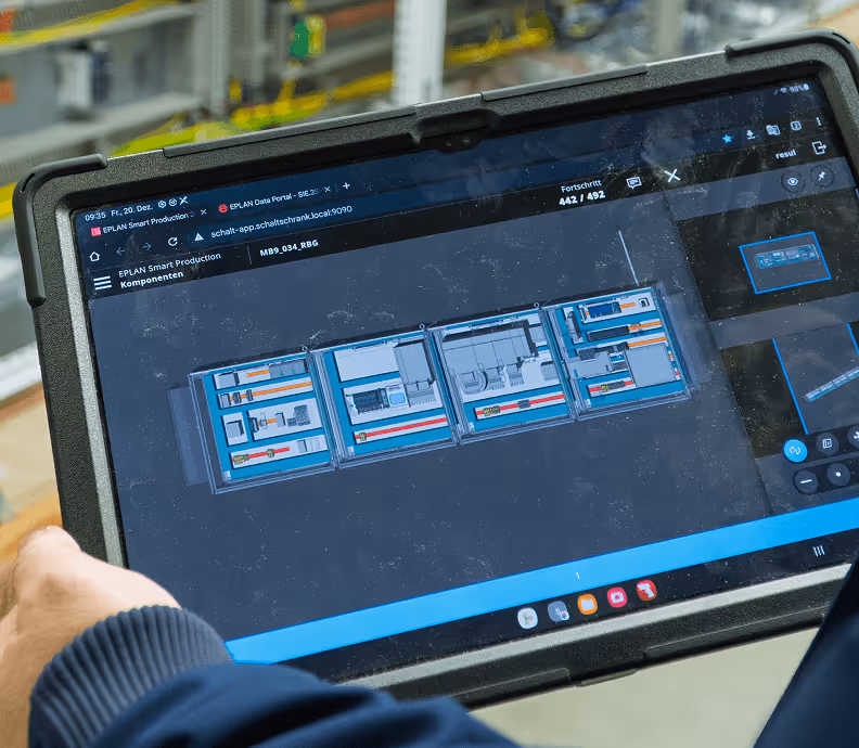 Tablet mit 3D-Bauplan, gehalten von Person in Arbeitsumgebung, technisches Design wird überprüft.