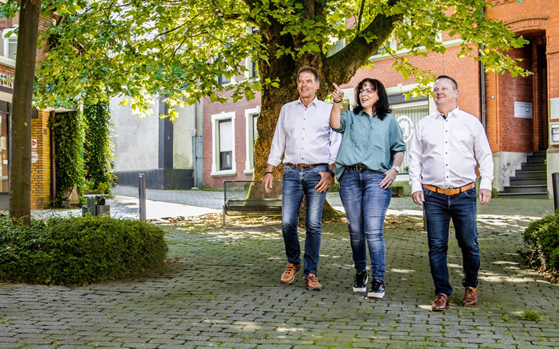 Foto von drei spazierenden Personen