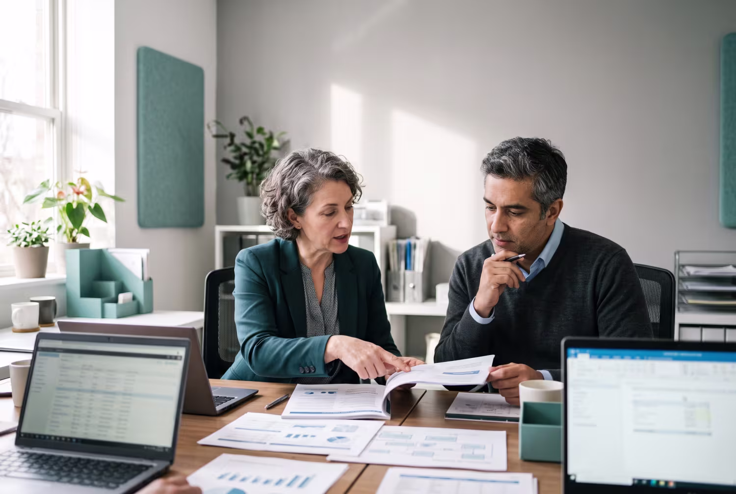 Consultant advising IT manager on cloud migration strategy