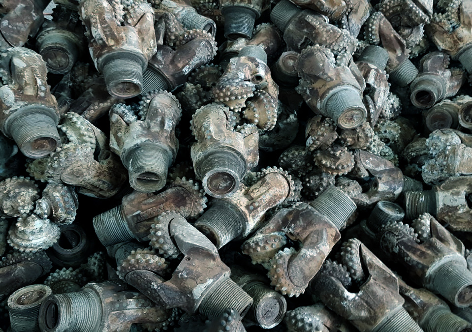 Verbrauchte Rotary Tricone Bohrköpfe auf dem Schrottplatz