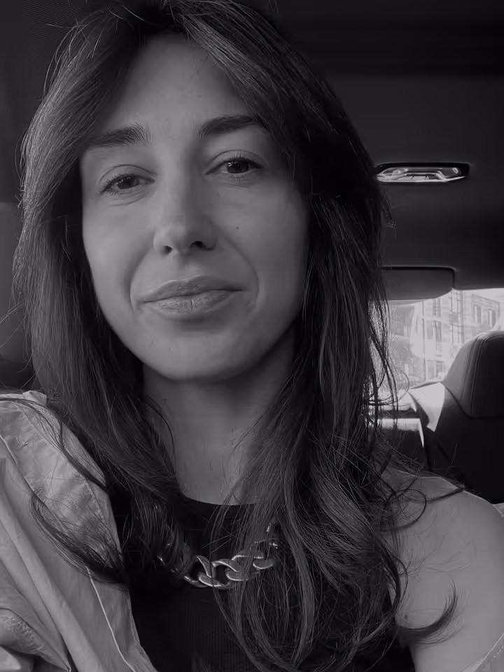 testimonial image of the female interior designer smiling.