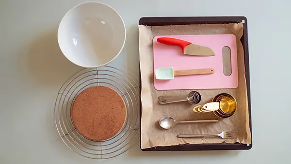 Ein Blick von oben auf Küchenutensilien