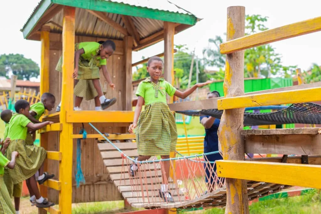 Kinder spielen auf dem Klettergerüst auf dem Schulhof