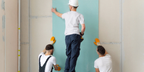 Gipsar postavlja gipsane ploče na zid