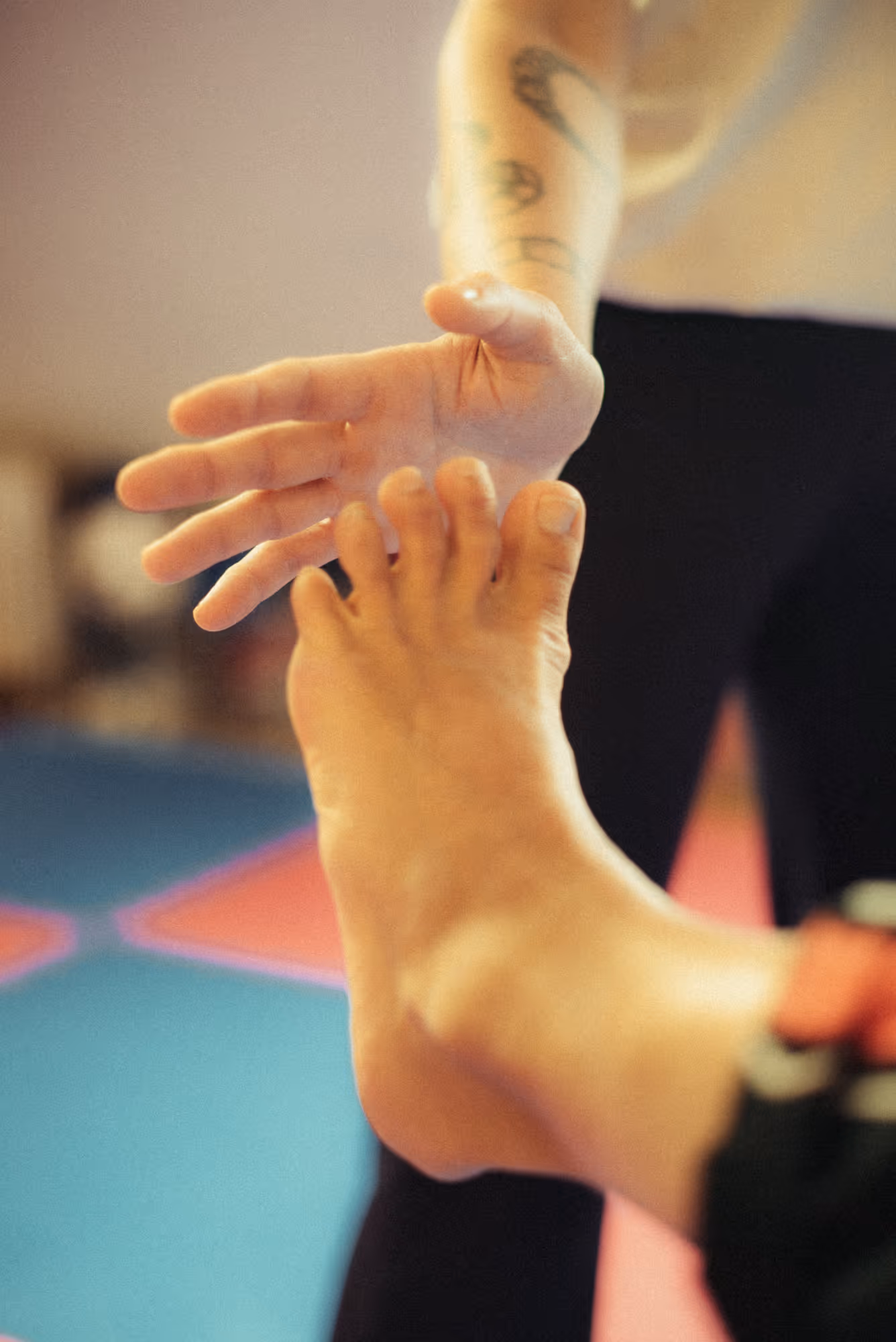 Detailaufnahme einer Partnerübung während einer Movement Klasse in Berlin-Neukölln.