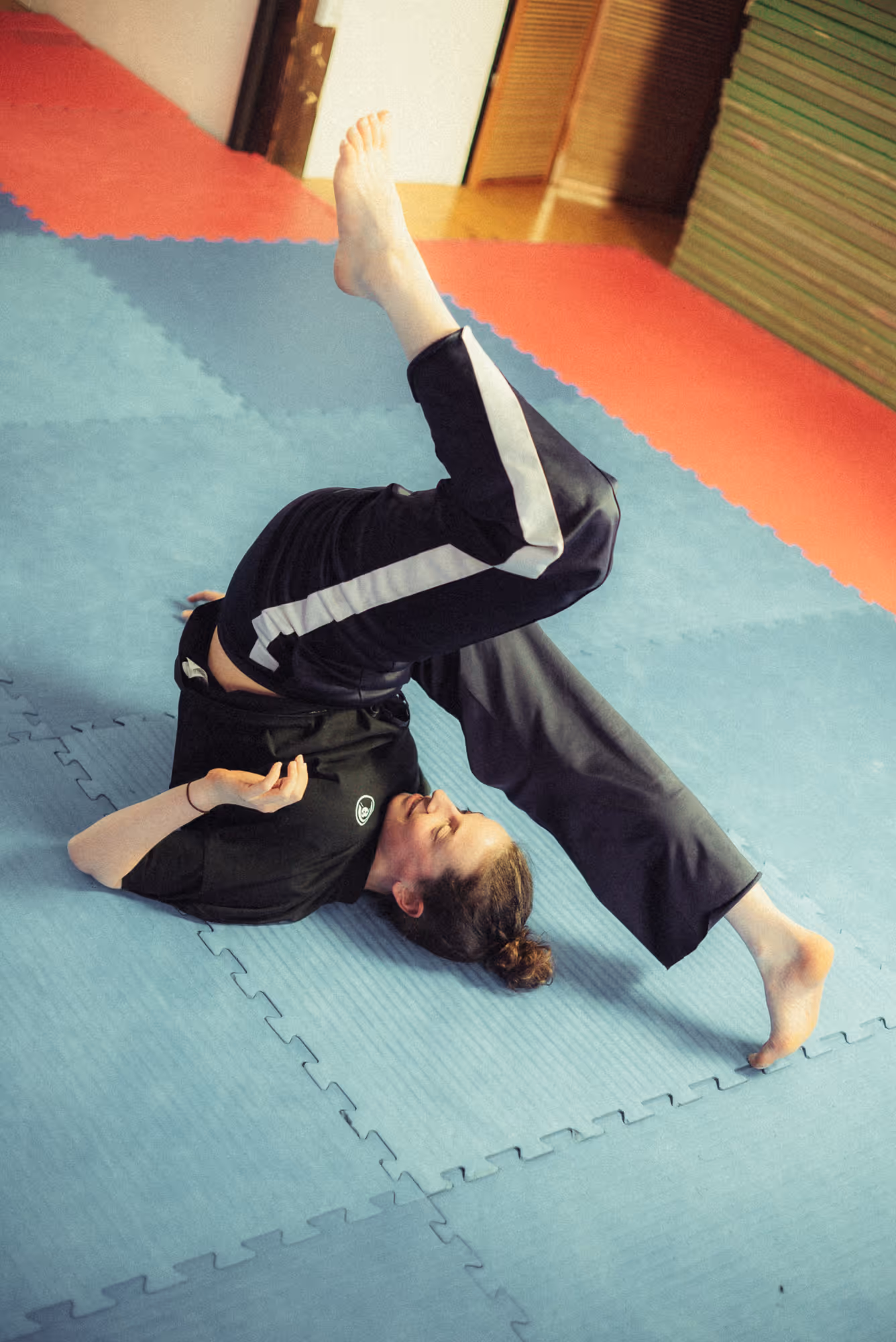 Teilnehmerin beim Floorwork-Training in Berlin-Neukölln.