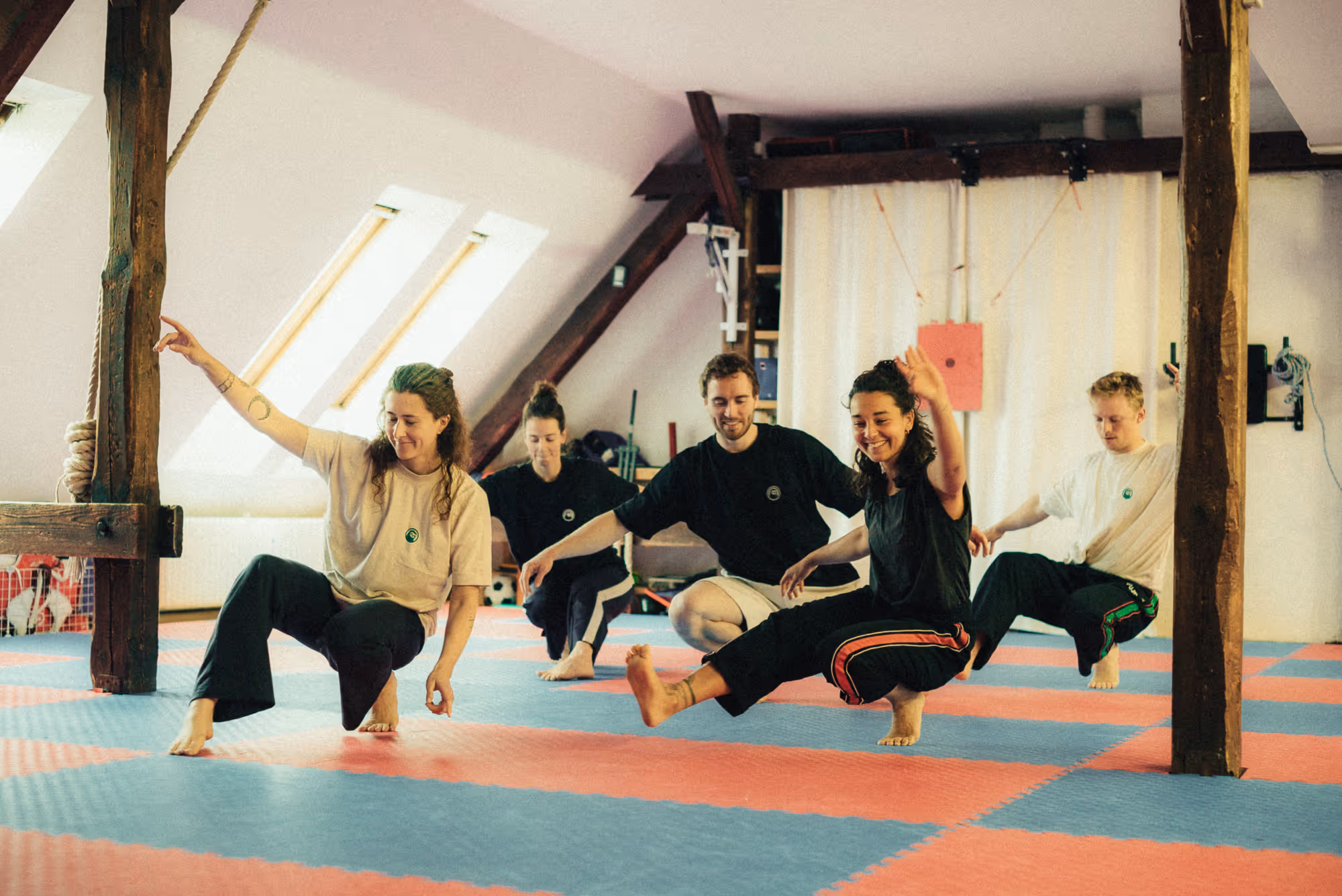 Gruppe trainiert während einer Movement Klasse in der Kampfkunstschule Neukölln