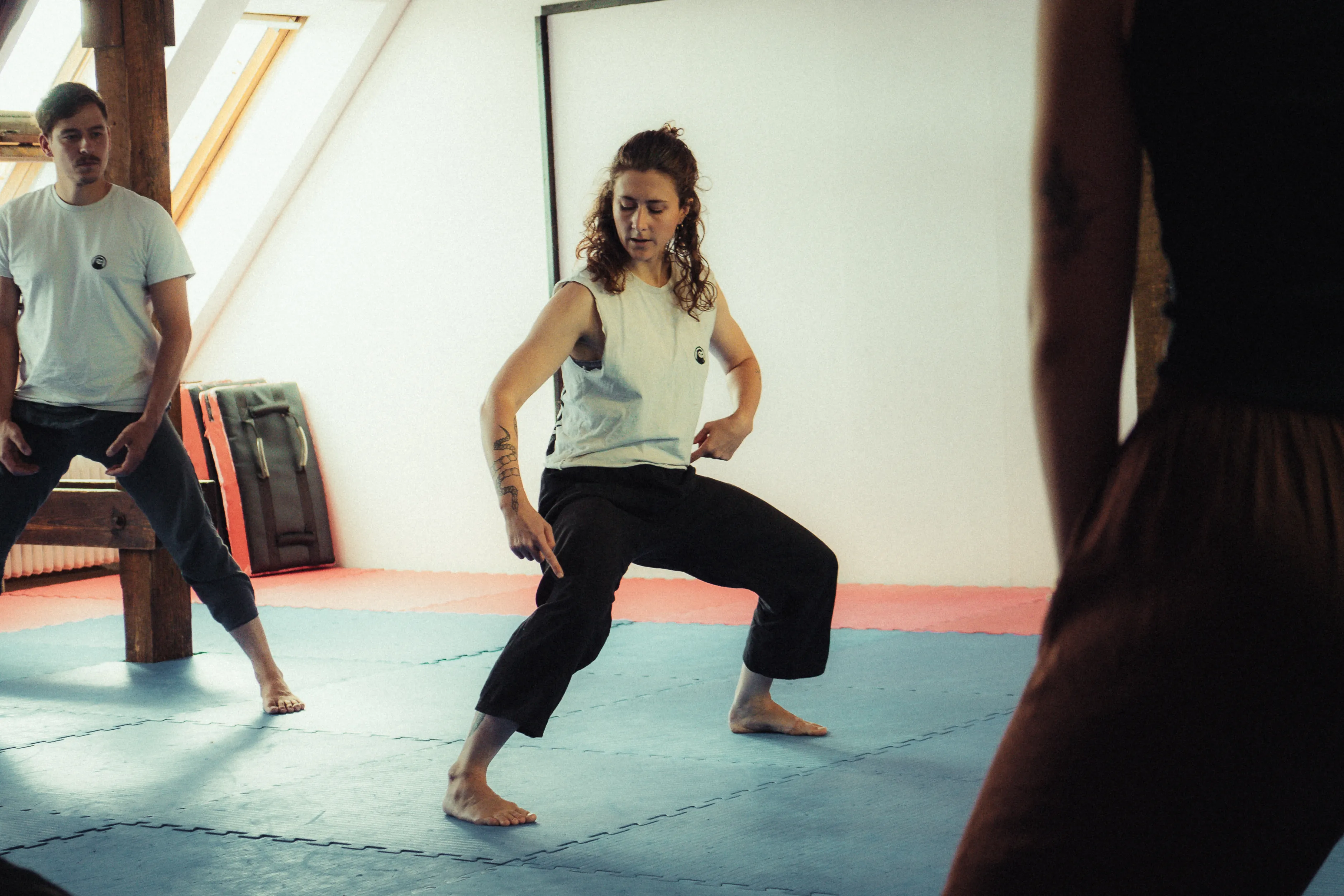 Trainerin zeigt eine Kung-Fu-Übung während einer Movement Session in der Kampfkunstschule Neukölln.