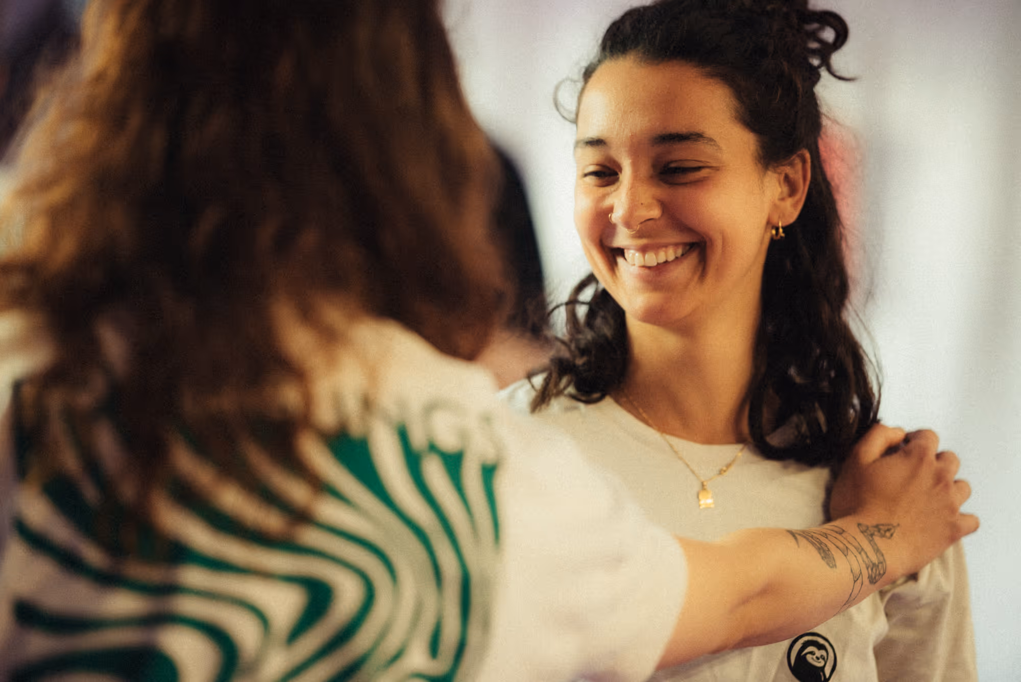 Zwei Teilnehmende im Austausch während einer Partnerübung im Movement Training Berlin.