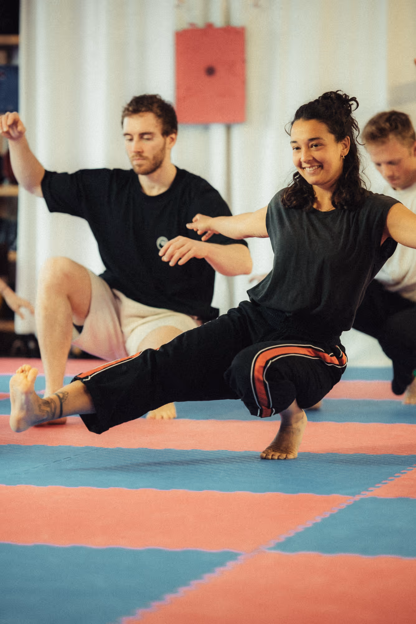 Teilnehmende beim Movement Training in Berlin-Neukölln üben tiefe Bewegungspositionen zur Verbesserung von Kraft und Mobilität.