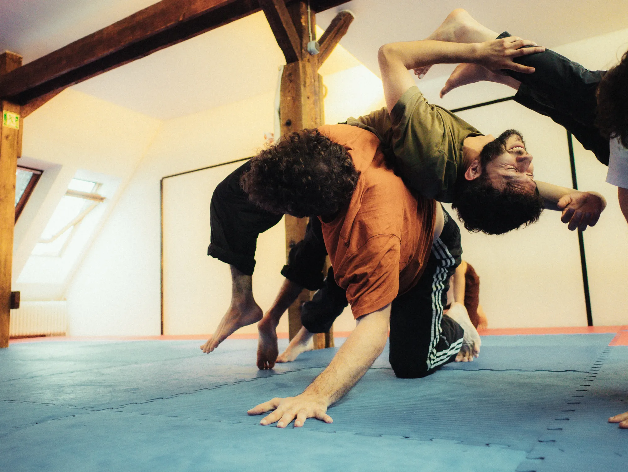 Zwei Teilnehmende üben Kontaktimprovisation im Rahmen des Movement Trainings in Berlin-Neukölln.