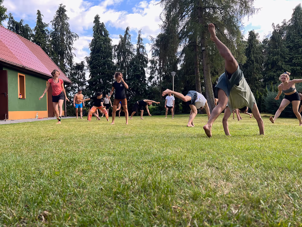 Movement Training auf der grünen Wiese in der Nähe der Villa Maniszewo