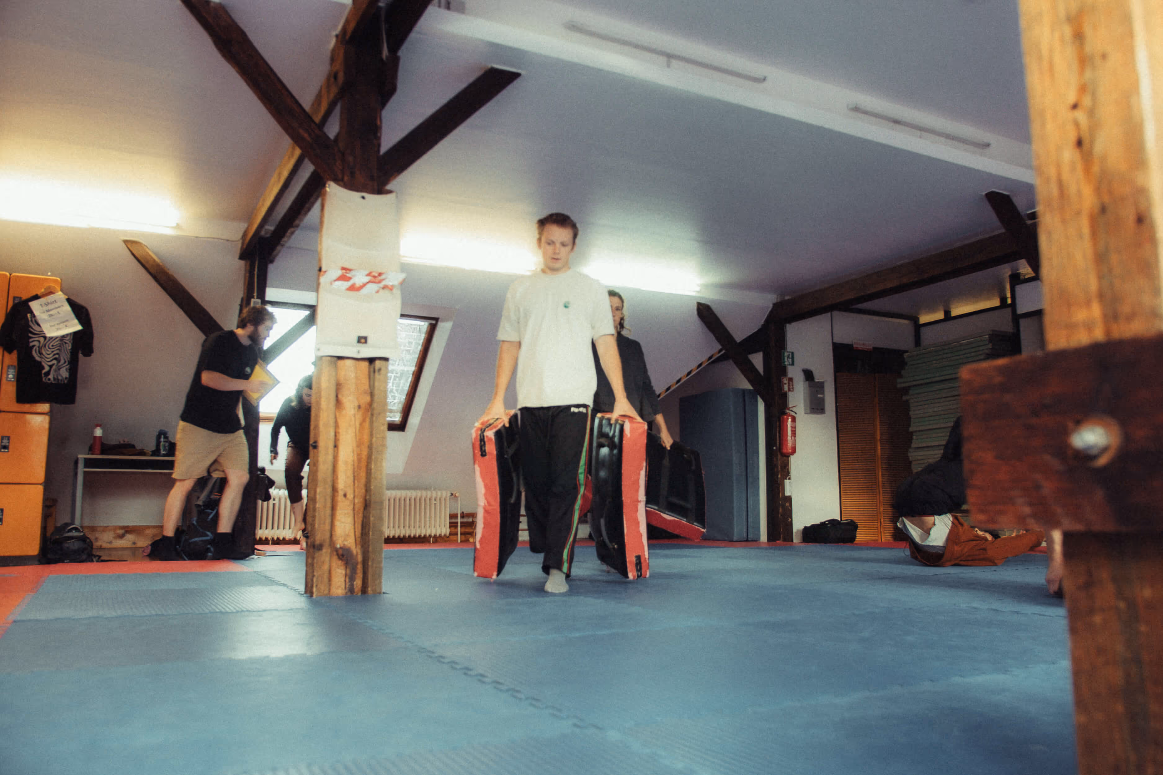 Vorbereitung auf das Movement Training: Trainer bringt Schlagpolster in den Trainingsraum der Kampfkunstschule Neukölln.
