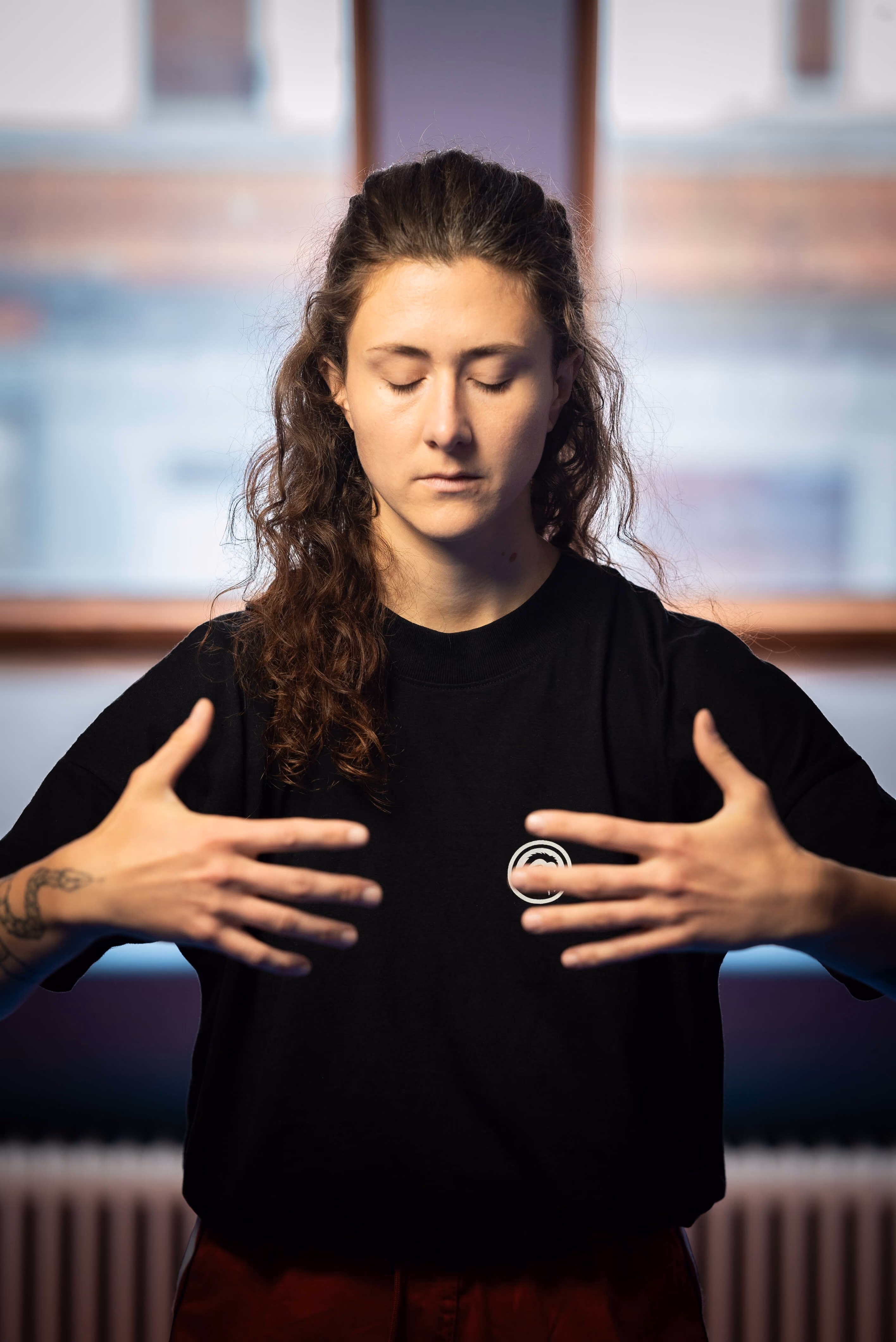 Qi Gong im Stehen mit geschlossenen Augen
