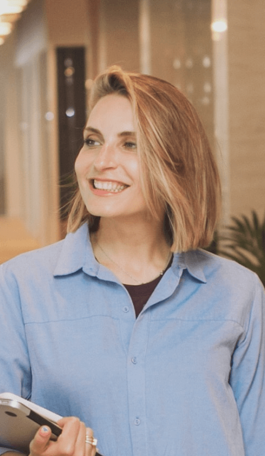 Image of a therapist online smiling for your patients.