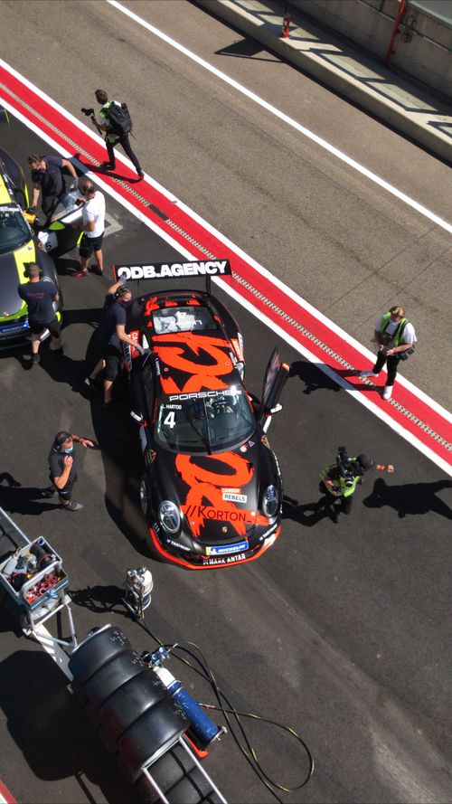 Een foto van een Porsche race auto met de logo van ODB op de achtervleugel