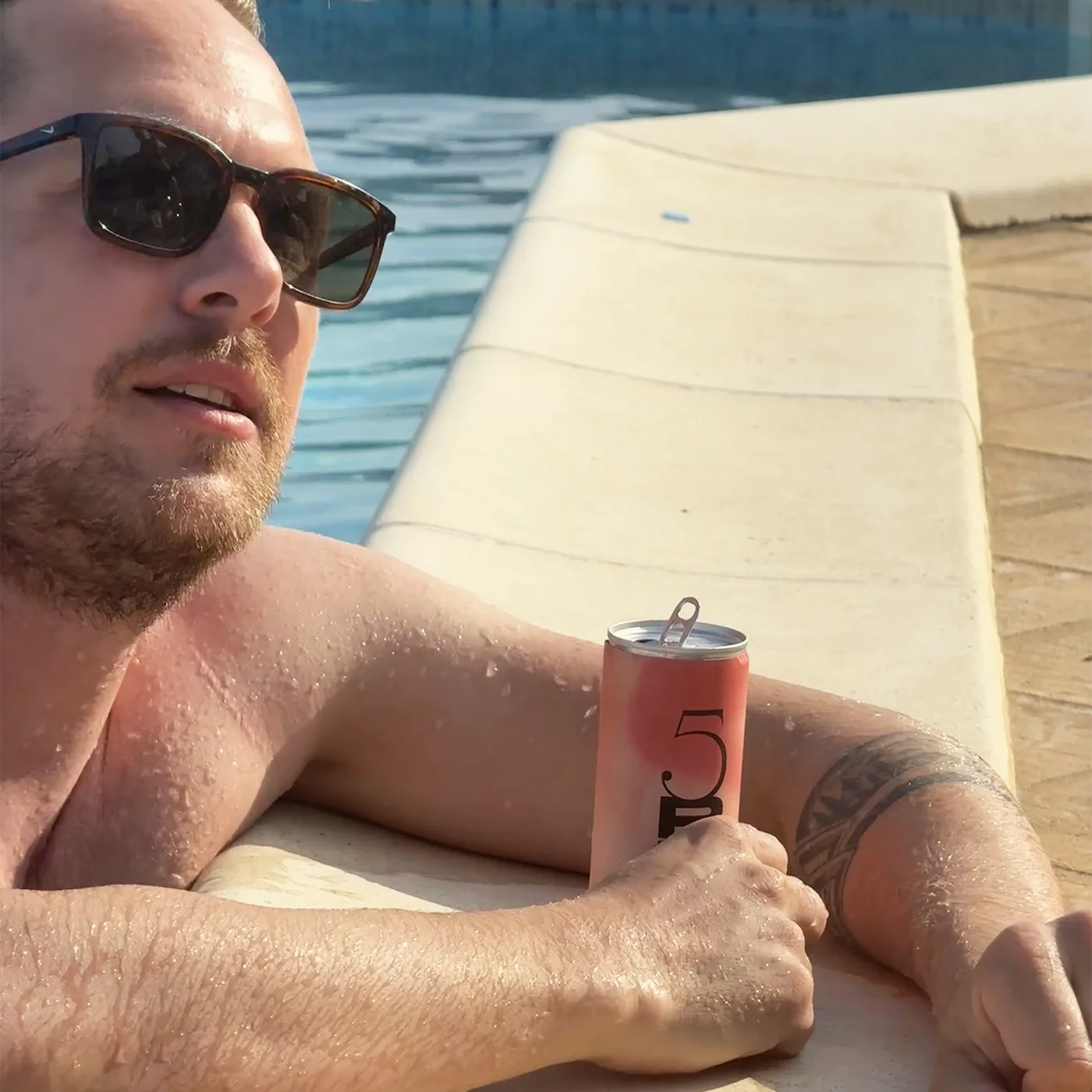 fabio stüssi am pool