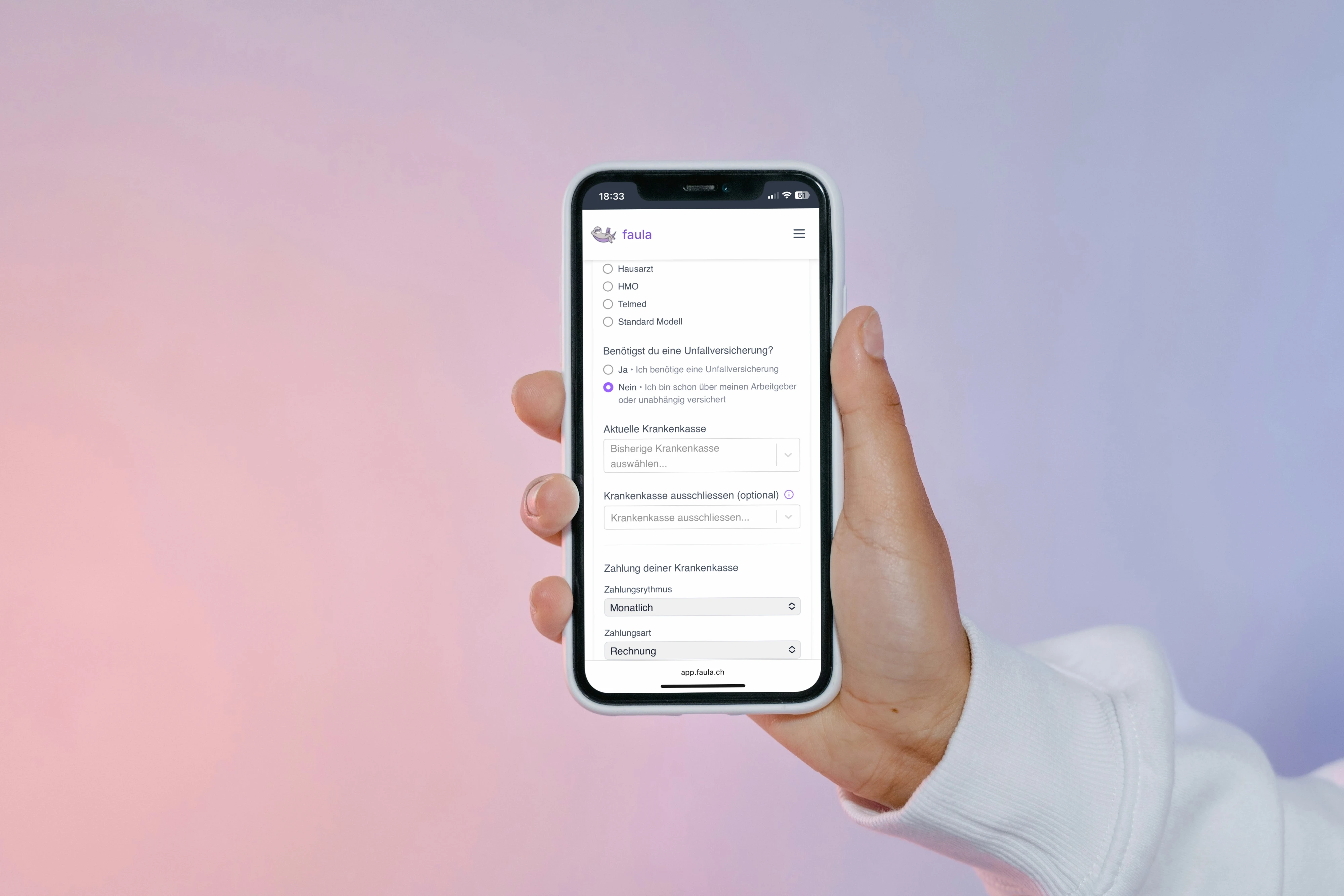 Handy zeigt den Anmeldeprozess für den automatischen Krankenkassenwechsel mit faula