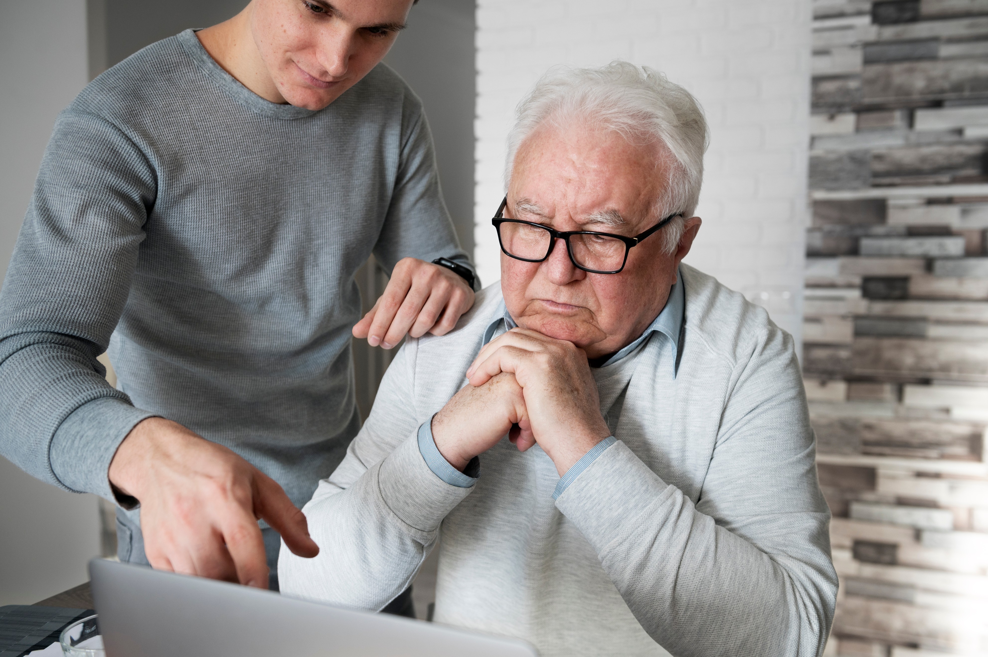Aidant d’un proche atteint d’Alzheimer : vos droits et les aides disponibles