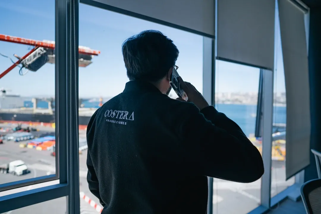 Grupo de personas trabajando en una reunión