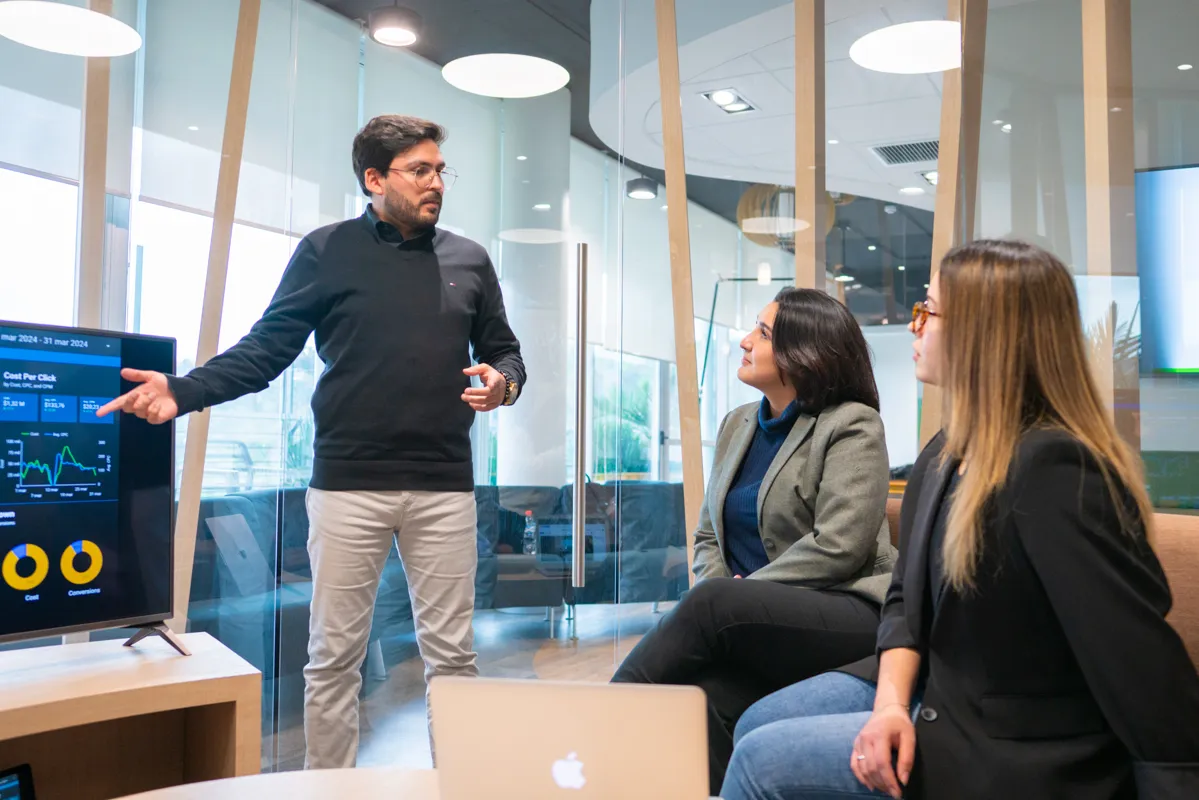 Grupo de personas trabajando en una reunión