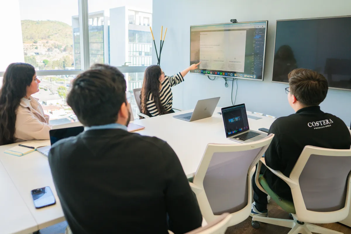 Un grupo de personas en reunión