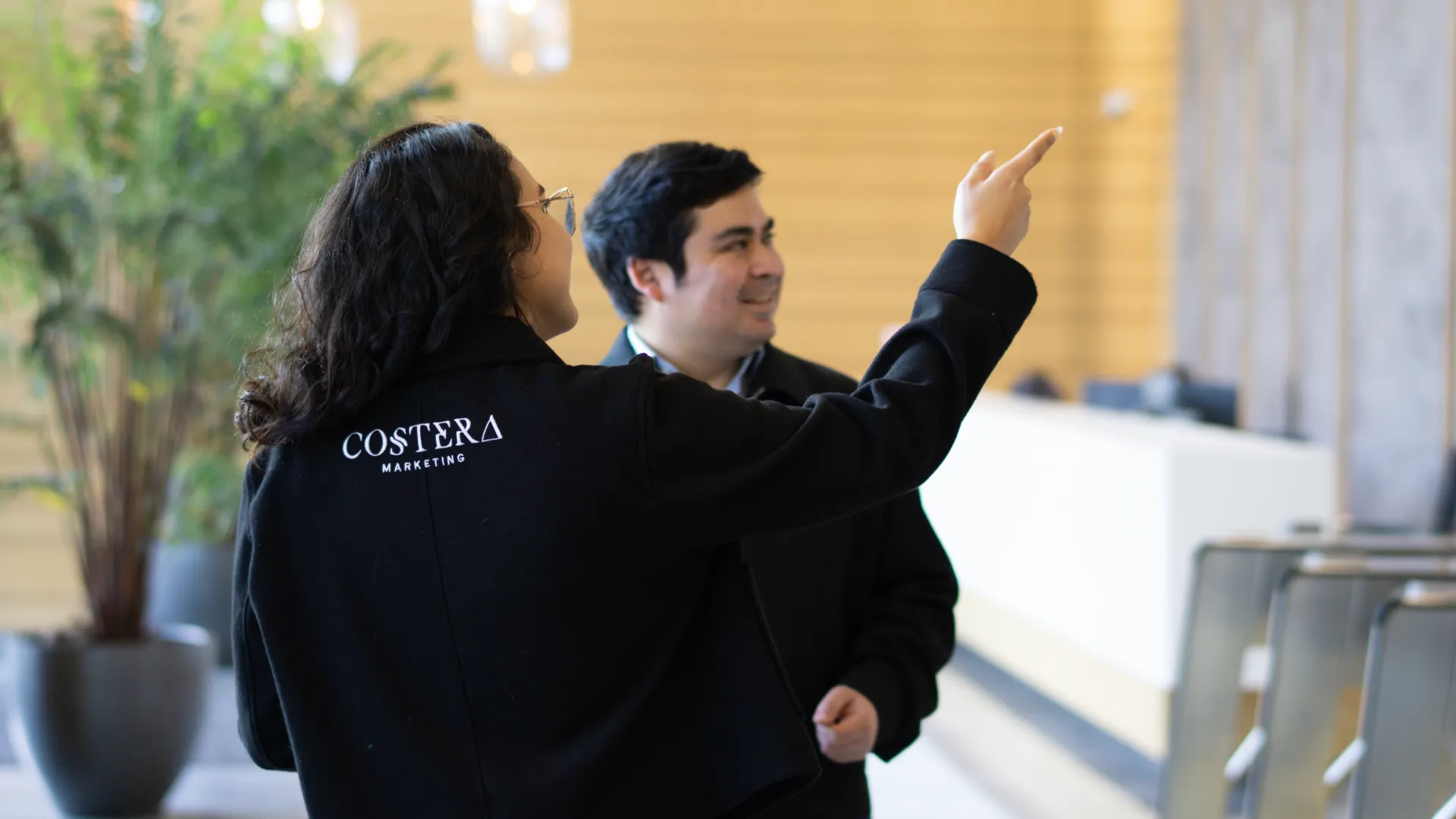 Dos empleados de Costera trabajando desde un computador portatil