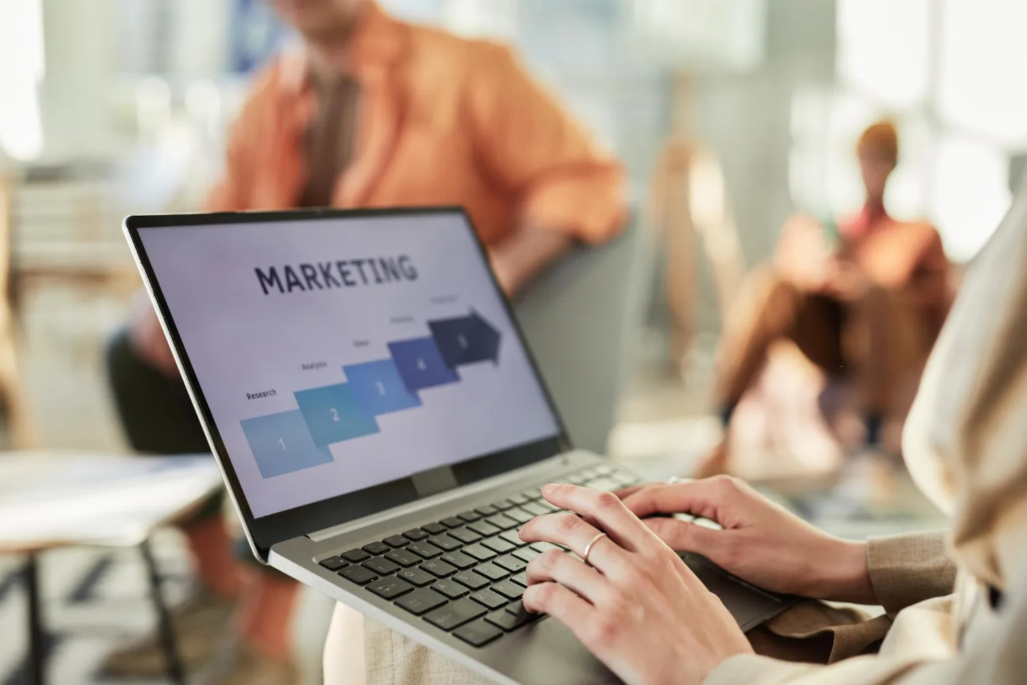Marketing digital para estudiantes: Conectar la teoría con experiencias reales