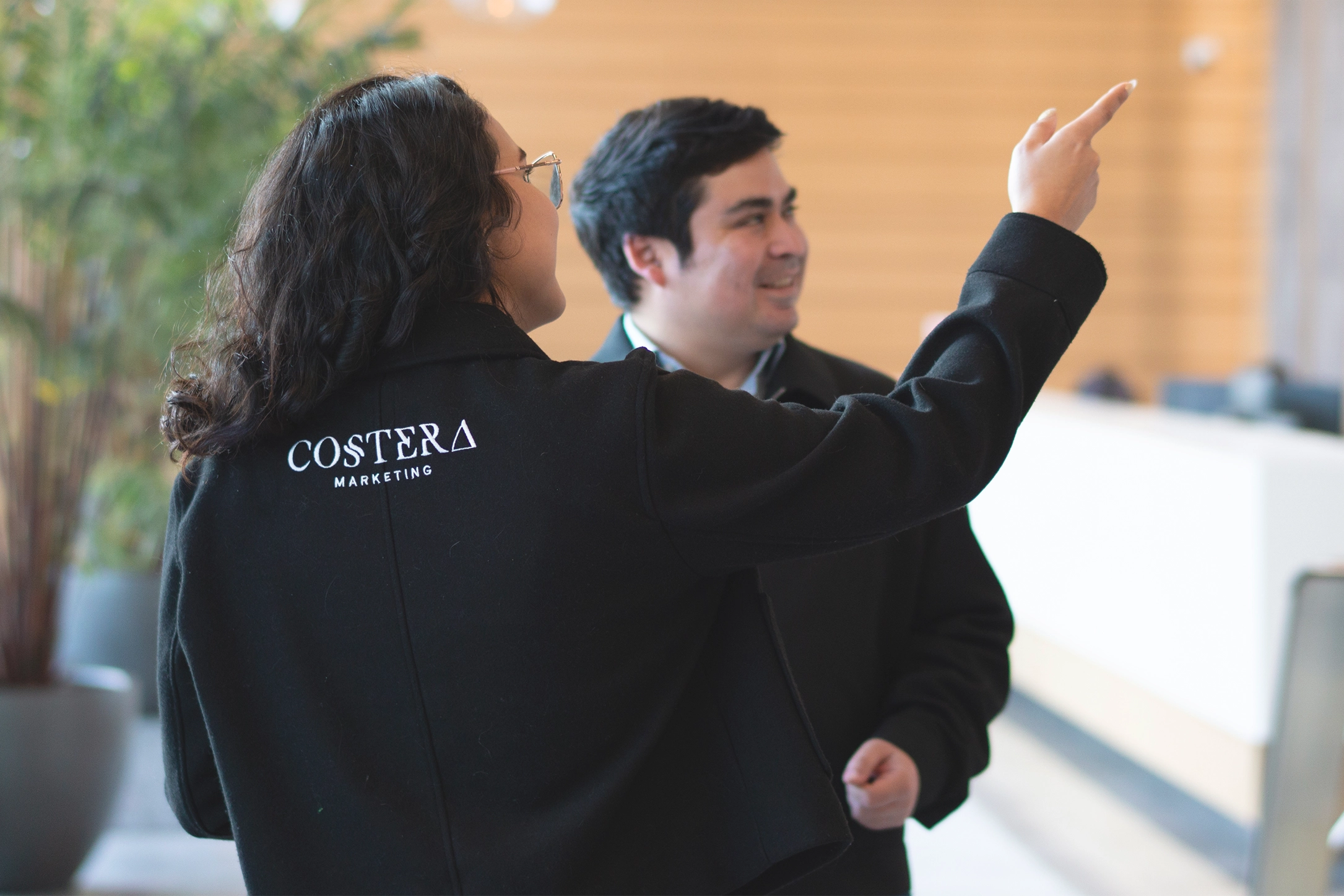 Dos empleadas de Costera usando una tableta