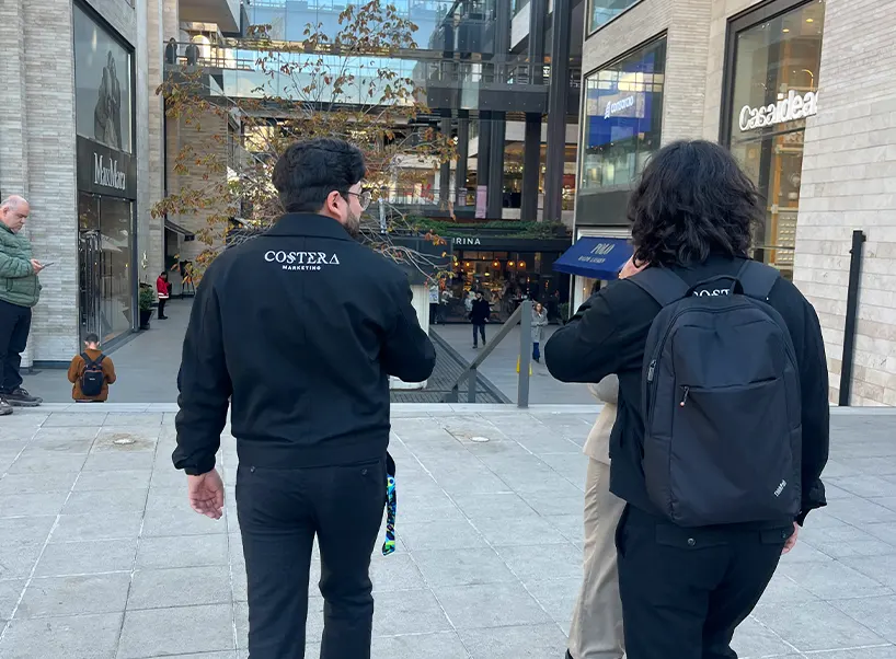 Equipo de colaboradores de Costera apuntando una pared.