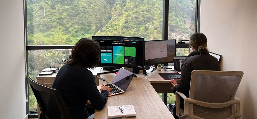 Equipo de colaboradores de Costera apuntando una pared.
